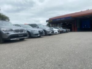 Occasionsfahrzeuge vor der Schlossmatt-Garage AG in St. Ursen