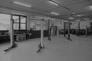 Werkstatt der Schlossmatt-Garage AG mit Hebebühnen