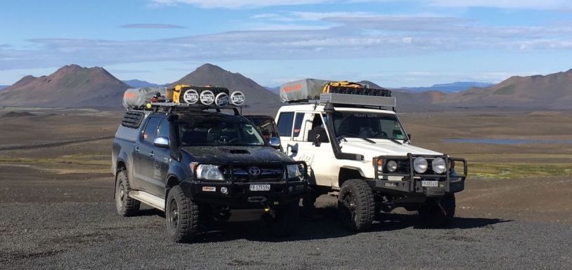 Zwei Offroad-Fahrzeuge auf einer Expedition in Island