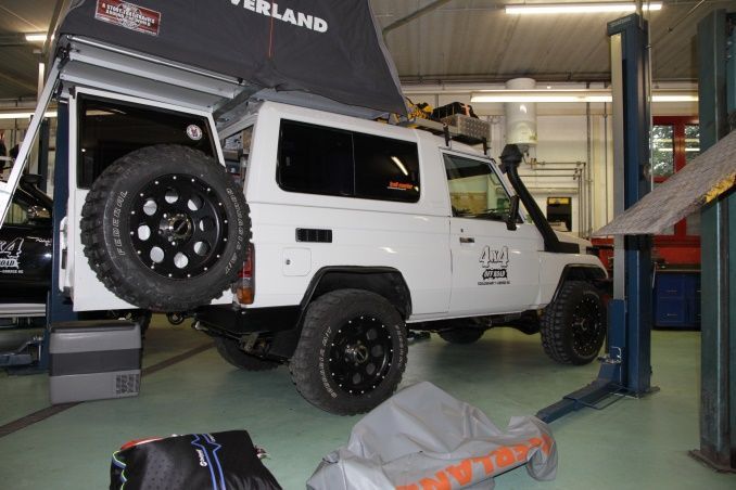 Umgebauter Toyota Land Cruiser in der Werkstatt